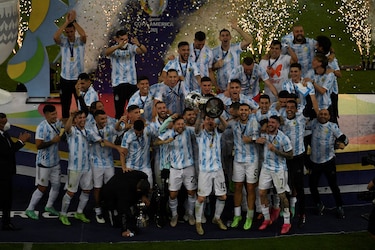 Messi gana su primer título con Argentina al vencer 1-0 a Brasil en final de la Copa América