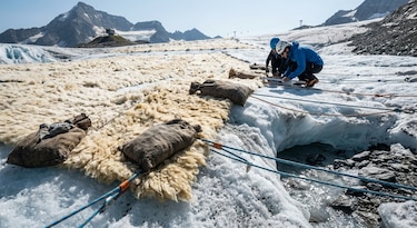 Descubrimiento: Suiza prueba mantas de lana biodegradables para proteger sus glaciares