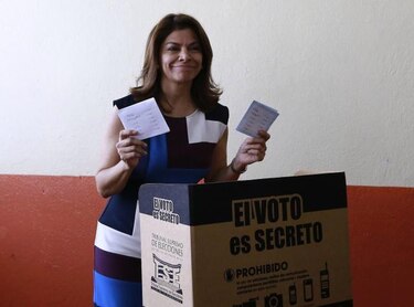 Escándalos e inequidad marcan la elección en Costa Rica