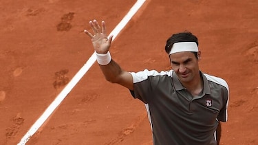 Federer gana sin apuros en su regreso a Roland Garros