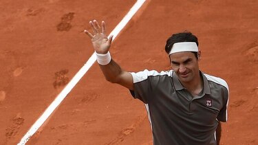 Federer gana sin apuros en su regreso a Roland Garros