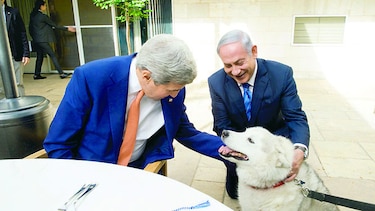 Perra de Netanyahu mordió a dos políticos