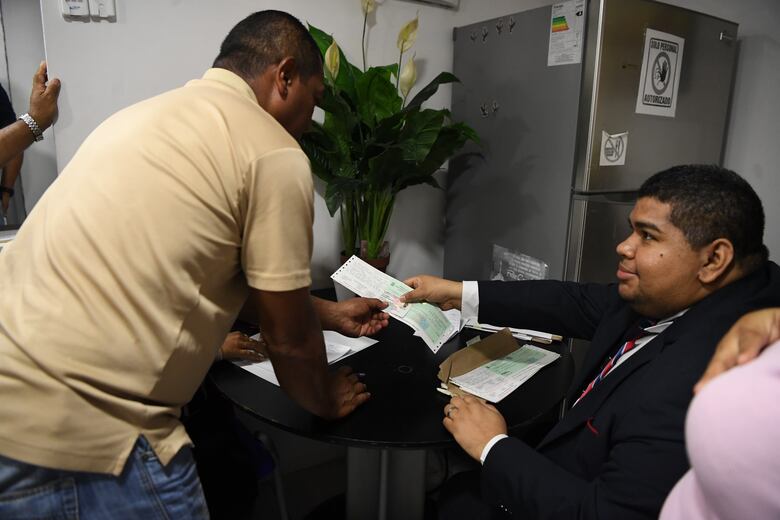 Vuelven a pagar con cheque en la Asamblea Nacional, en medio de auditoría para detectar ‘botellas’