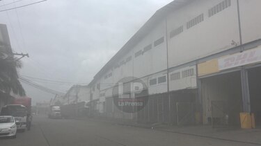 Bomberos controlan fuego en la Zona Libre de Colón