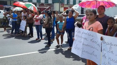 Por dos horas cierran la Interamericana; exigían mejoras en escuela