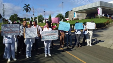 Personal del hospital de Macaracas sale a protestar por anomalías