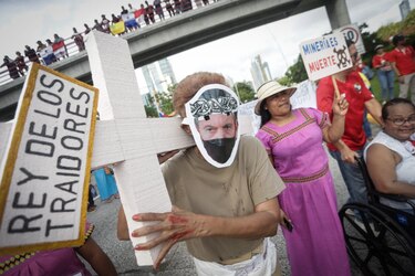 ‘Abajo el contrato minero’ piden los ciudadanos en una protesta en la cinta costera