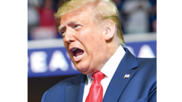 Donald Trump celebra primer mitin, pero no reúne la multitud que esperaba