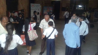 Alumnos de media del Instituto Nacional reanudan clases