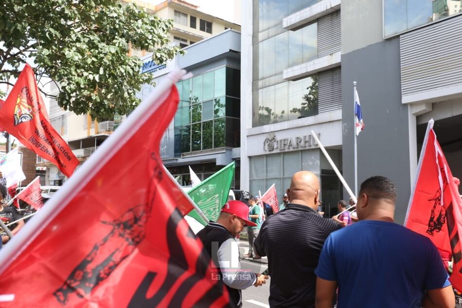 Denuncias y protestas por escándalo de auxilios económicos del Ifarhu para familiares de políticos