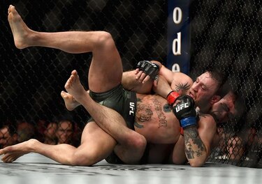 Nurmagomedov vence a McGregor y retiene título ligero con escándalo final