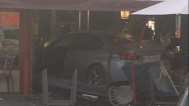 Un coche irrumpe en una pizzería cerca de París y deja una niña muerta