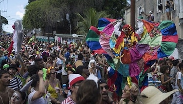 Carnaval callejero de Río lanza sus dardos contra el alcalde evangélico