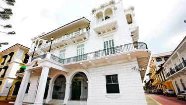 Un palacio con las puertas abiertas