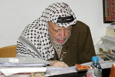 Expertos rusos descartan hipótesis de envenenamiento en la muerte de Arafat