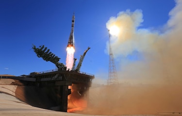 Equipo ruso llega a la estación espacial para filmar la primera película en el espacio