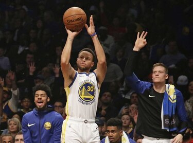 Curry impone otro récord de triples, Warriors ganan