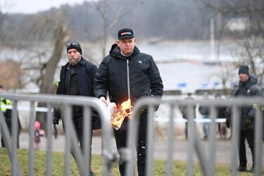 Ultraderechista quema un ejemplar del Corán ante Embajada turca en Suecia