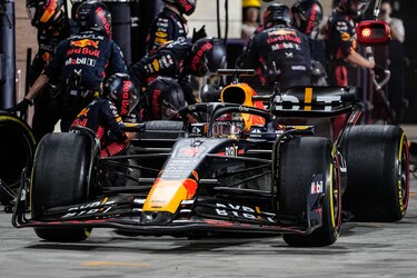 Verstappen se pasea como campeón y Alonso solo puede ser sexto en Catar