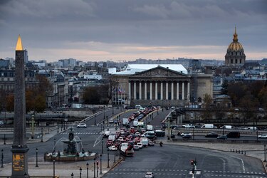 Católicos franceses protestan contra la prohibición de las misas durante el confinamiento