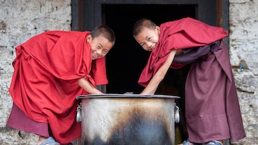 Cómo es Bután, el remoto reino del Himalaya que ahora se abre al mundo