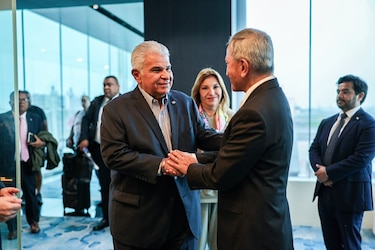 Mulino llega a Singapur para impulsar cooperación logística y aérea