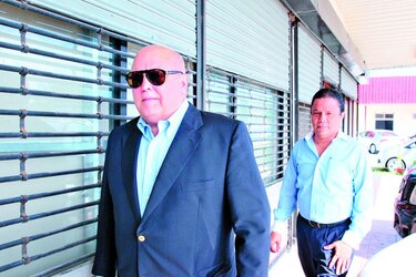 Suspenden audiencia al exgobernador Richard Fifer