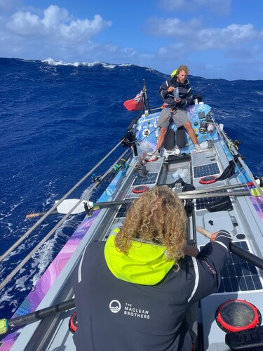 Los tres hermanos que lograron la hazaña de remar 15,000 km desde Perú a Australia