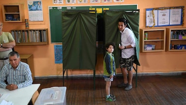 Izquierda y derecha se disputan en un reñido balotaje la presidencia de Chile