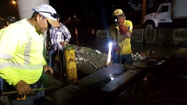 MOP asegura la estructura del puente de Villa Lucre para luego repararlo