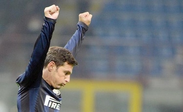 Inter gana al Livorno en regreso de Zanetti