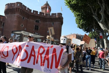 Decenas de miles de franceses protestan contra la ‘dictadura sanitaria’