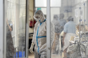 Unión Europea evalúa aceptar a viajeros vacunados; India se acerca a 20 millones de casos