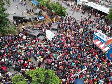 Caravana de migrantes aguarda en la frontera de México tras ser reprimida