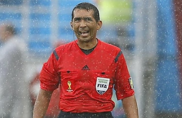La FIFA sustituye al árbitro asistente Humberto Clavijo por sus errores