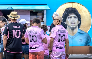 Camisetas a 184 dólares, récord de acreditaciones, famosos… La locura en el debut de Messi