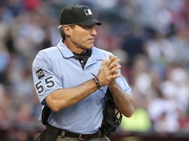 Árbitro cubano pide no se desestime demanda contra MLB