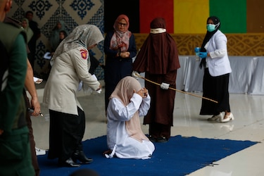 Una mujer recibe 100 latigazos en público en Indonesia por adulterio