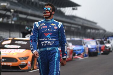 Trump critica piloto afroamericano de NASCAR y prohibición de bandera confederada