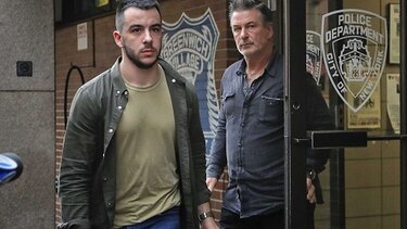 Alec Baldwin niega acusaciones de que golpeó a transeúnte