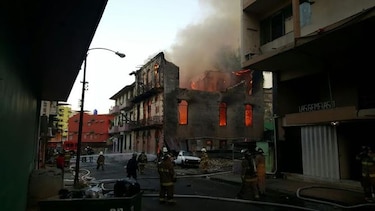 Bomberos logran controlar incendio entre las calles J y Estudiante
