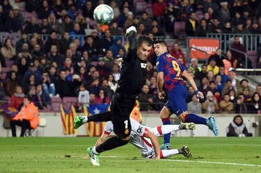 Un triplete de Messi y una maravilla de Suárez mantienen de líder al Barça