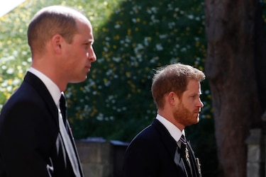 Los príncipes Guillermo y Enrique se reúnen para inaugurar estatua de su madre Diana