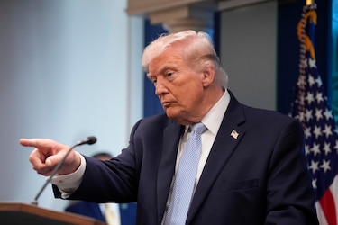 Trump anuncia más ataques contra Irán y dice que tomará la isla de Jark