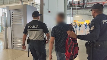 Operativos en las estaciones del metro: policía le cae a los vendedores ambulantes en los trenes