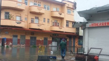 Se inundan varias calles de la ciudad de Colón