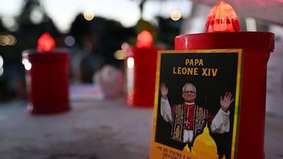 Los médicos del Papa informan que camina y se recupera tras su cirugía por un cáncer de pulmón