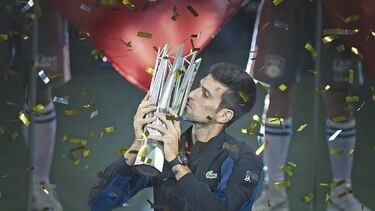 Novak Djokovic reina en Shanghái y se acerca al trono mundial
