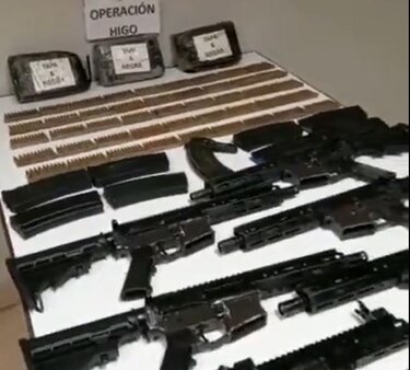 Decomisan armas de guerra y detienen a policías vinculados al narcotráfico durante dos operativos