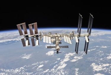 Un astronauta árabe camina por el espacio por primera vez en la historia